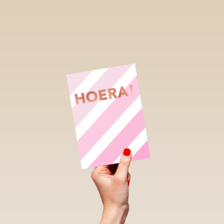 verjaardag kaart stijlvol hoera met roze strepen