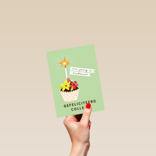 een taartje met kaars en bloemen voor een collega