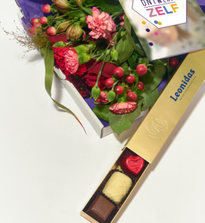 Brievenbusbloemen Golden Hour met Leonidas Chocolade Bonbons