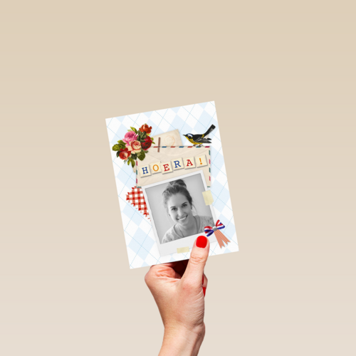 Hoera met een vogel en een vlag