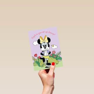 Minnie Mouse geniet op kamp