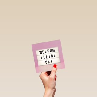 letterbord kaart met de tekst welkom kleine uk meisje