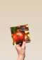 zakelijke kerstkaart met rood met gouden kerstbal