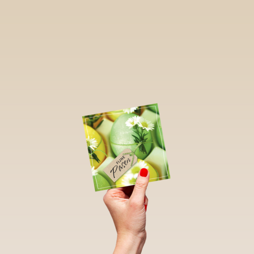 groene paaskaart met paaseieren en kleine witte bloemen fijne pasen
