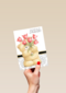 beer met boeket rode tulpen