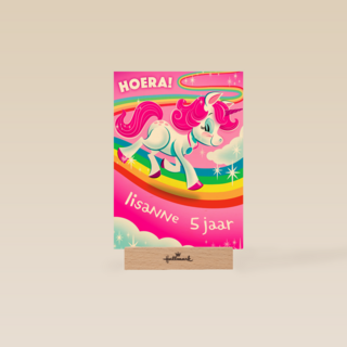 hoera een eenhoorn op een regenboog