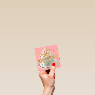 Een taart met confetti en Happy Birthday