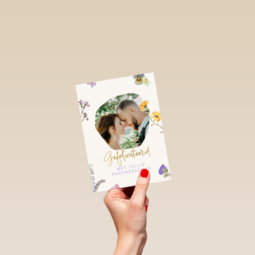 fotokaart voor pas getrouwd stel met bloemen