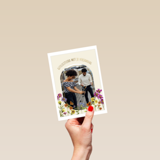 Verjaardagskaart vrouw bloemen en foto