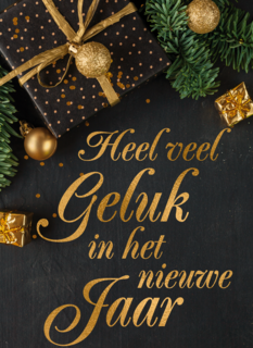 nieuwjaarskaart met gouden tekst en cadeaus