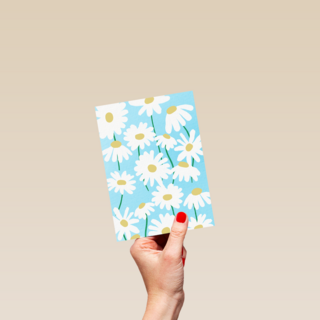 Blanco kaart met witte bloemen