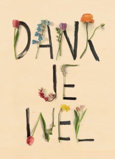 botanical kaart met bloemenletters geschreven dankjewel