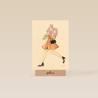 Blanco kaart van een jonge vrouw met bloemen