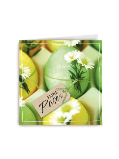 groene paaskaart met paaseieren en kleine witte bloemen fijne pasen