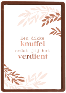 een dikke knuffel met metallic bladeren