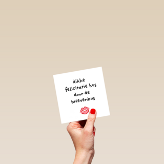 Felicitatie kaart man vrouw dikke felicitatiekus door de brievenbus