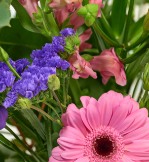 Boeket Bloemen Valentijn met Snoepkusjes en Knuffels