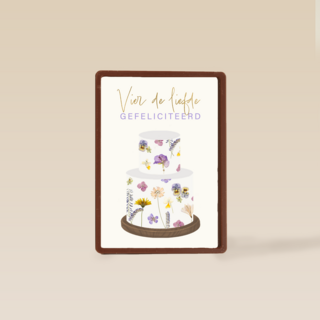 huwelijkskaart met grote taart en de tekst vier de liefde gefeliciteerd