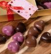 Brievenbusbloemen Ombre Rosa met Leonidas Chocolade Bonbons Hartjes 