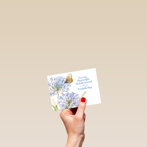 paarse bloemen met vlinder