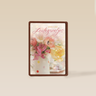 vrolijke lentegroetjes kaart met mooie bloemen in een vaas