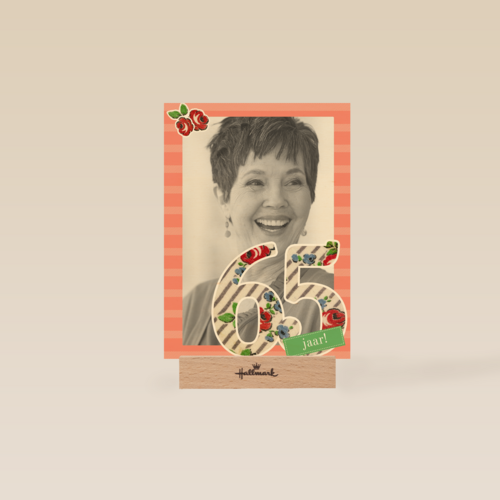 Vijfenzestig jaar met rode bloemen