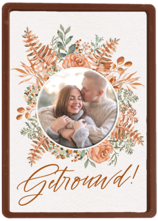 Pas getrouwd kaart foto met bloemenkrans