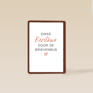 kerstkaart hip dikke kerstkus door de brievenbus