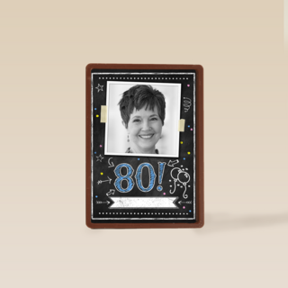 tachtig jaar op krijtbord met slingers