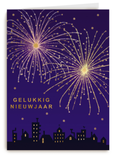 nachtelijke skyline met vuurwerk voor nieuwjaar