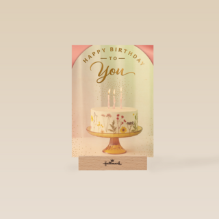 Taart met kaarsjes en happy birthday