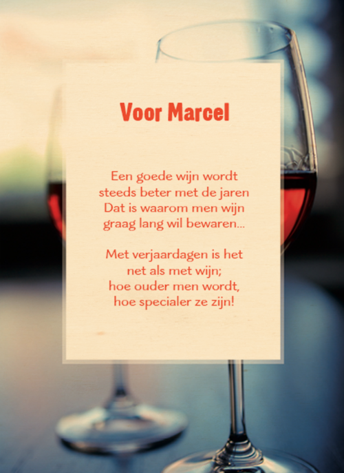 proosten op je verjaardag met twee glazen rode wijn