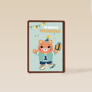 een beer met kado voor je eerste verjaardag