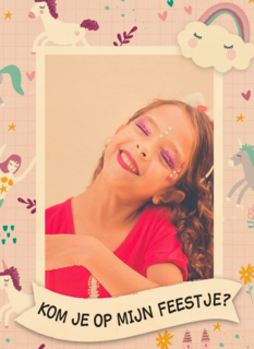 een uitnodiging met eenhoorns zeemeerminnen en regenbogen