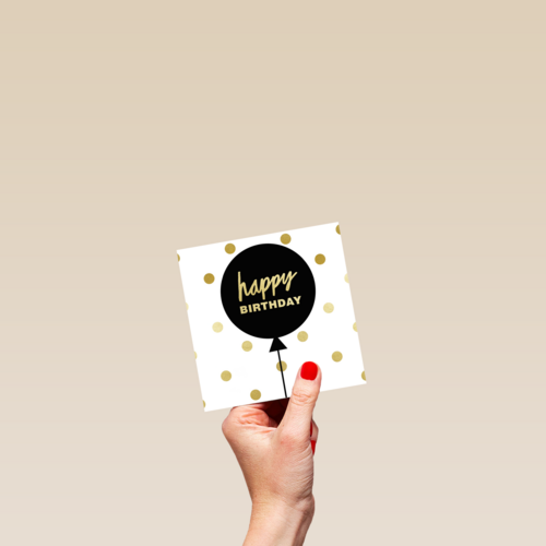 een gouden happy birthday ballon