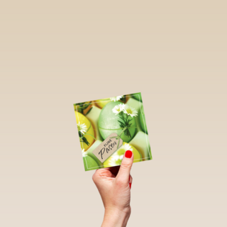 groene paaskaart met paaseieren en kleine witte bloemen fijne pasen
