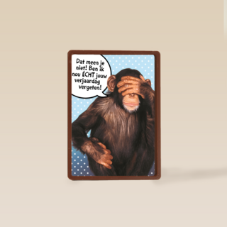 aap met hand voor zijn ogen