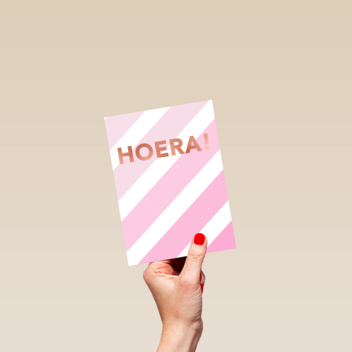 verjaardag kaart stijlvol hoera met roze strepen