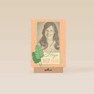 hiep hiep hoera blaadjes vrouw