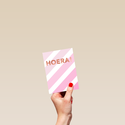verjaardag kaart stijlvol hoera met roze strepen