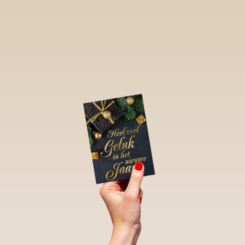 nieuwjaarskaart met gouden tekst en cadeaus