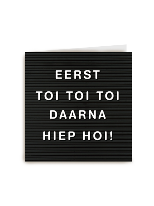 letterbord kaart met de tekst eerst toi toi toi daarna hiep hoi