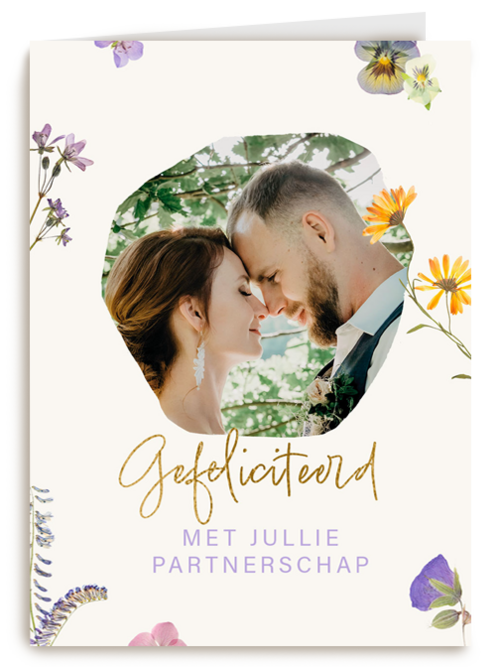 fotokaart voor pas getrouwd stel met bloemen