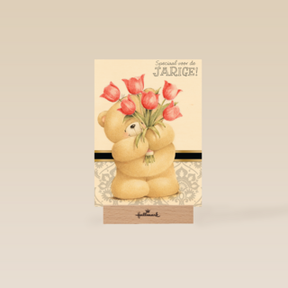 beer met boeket rode tulpen