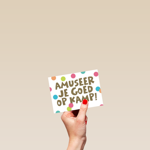 op kamp kaart met de tekst amuseer je goed op kamp