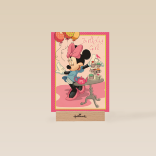 minnie mouse deelt cupcakes uit
