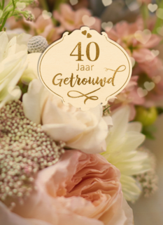 Huwelijkskaart 40 jaar getrouwd foto met bloemen