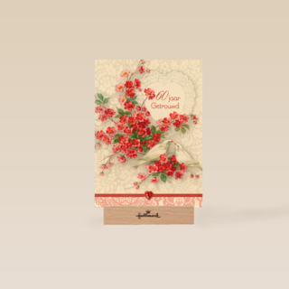 tak met rode bloemen en duiven