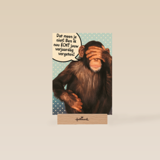 aap met hand voor zijn ogen