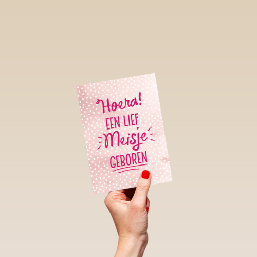een grappig roze kaartje met de tekst hoera een lief meisje geboren